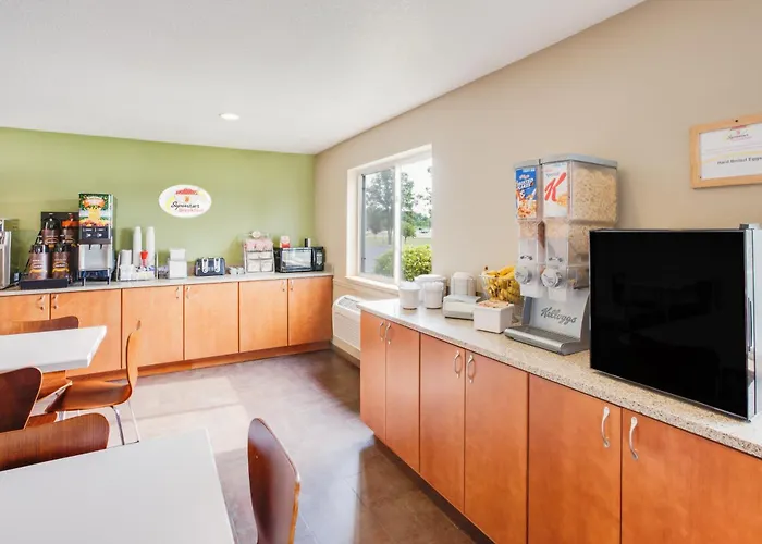 Super 8 By Wyndham Grayling Hotel