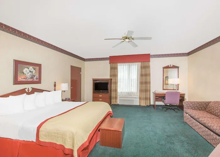 Baymont By Wyndham Jonesboro Hotel