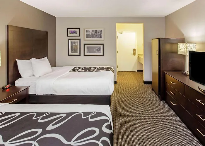 La Quinta By Wyndham Milwaukee Delafield Hotel