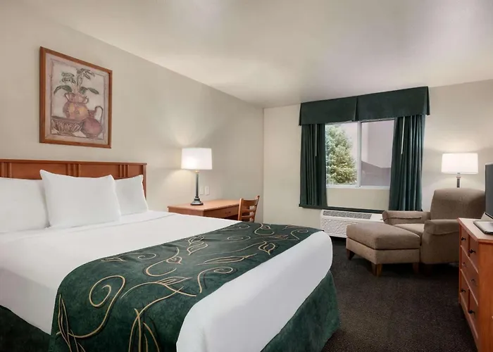 Travelodge By Wyndham Clinton Valley West Court