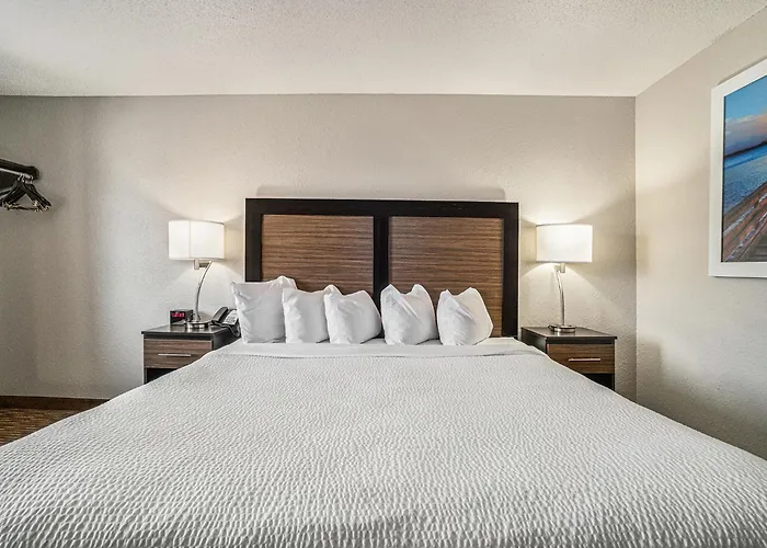 Days Inn & Suites By Wyndham Traverse City