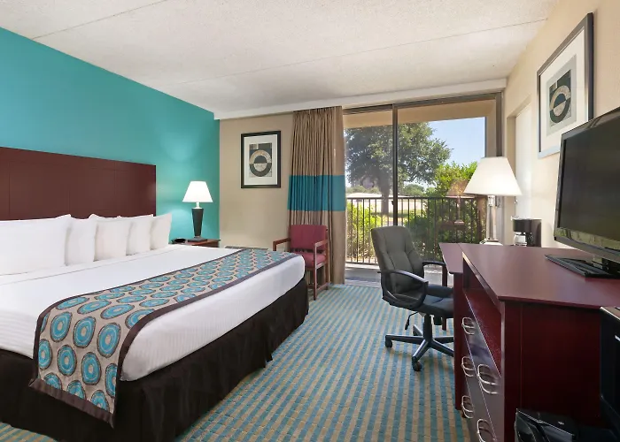 Howard Johnson By Wyndham Arlington Ballpark / Six Flags