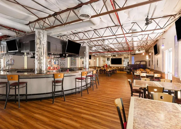 Ramada By Wyndham Kingman Hotel