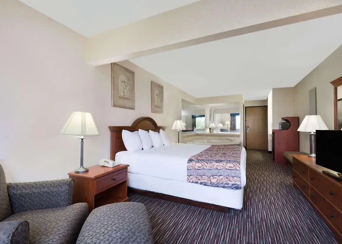 Baymont By Wyndham Columbus/Rickenbacker Hotel