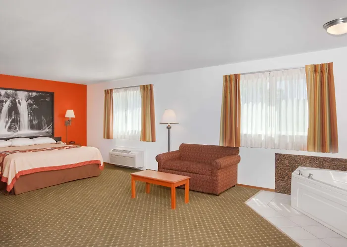 Super 8 By Wyndham Cloverdale Wine Country