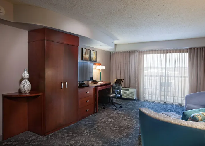Courtyard By Marriott Fayetteville