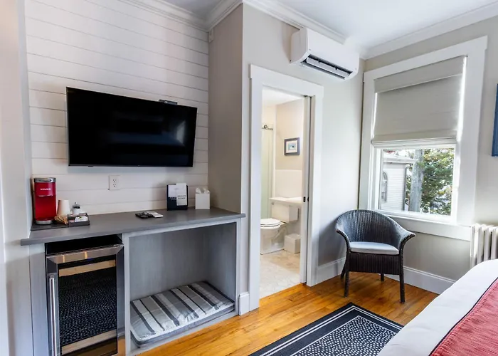 Paws On Pelham (Adults Only) Bed & Breakfast Newport