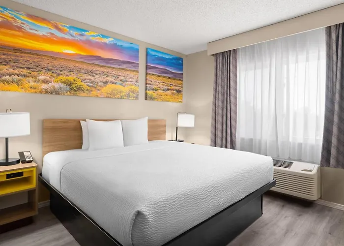 Days Inn & Suites By Wyndham Airport Albuquerque